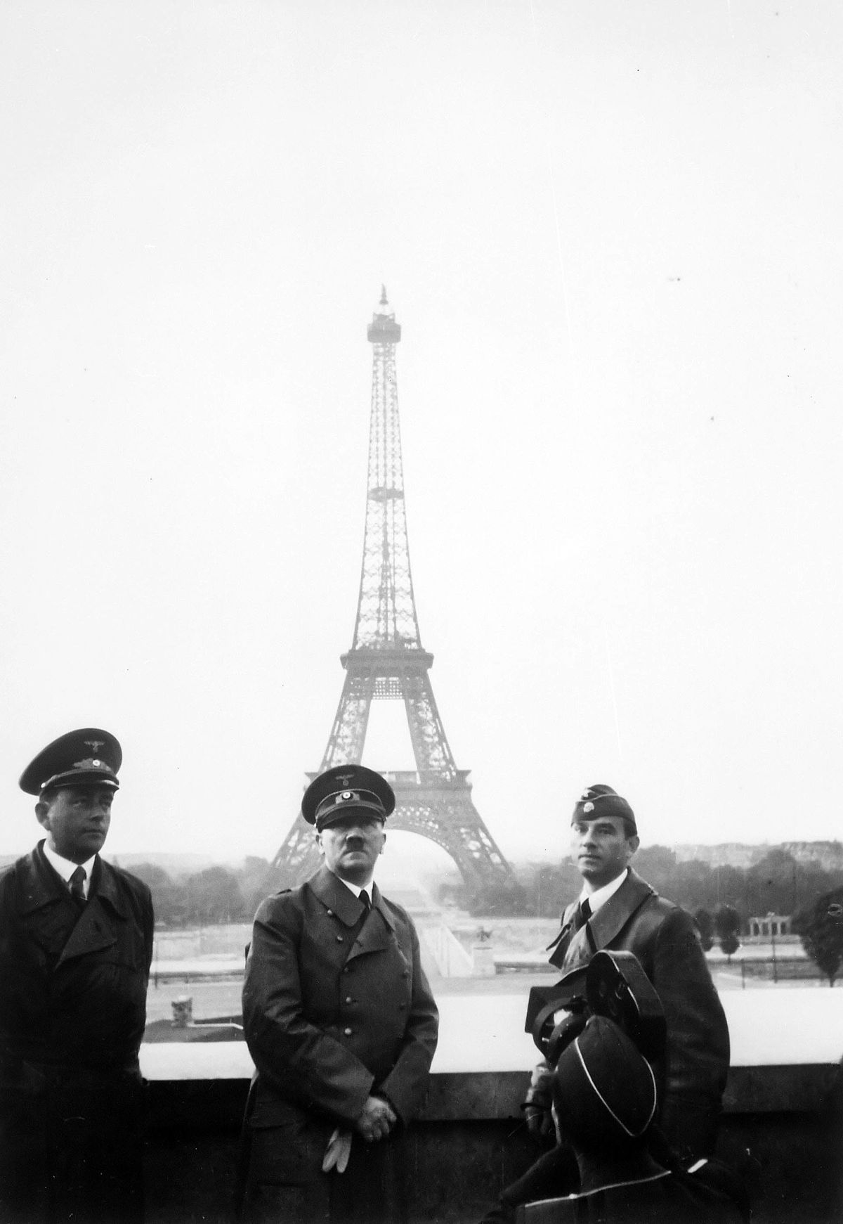 1200px-Adolf_Hitler_in_Paris_1940.jpg